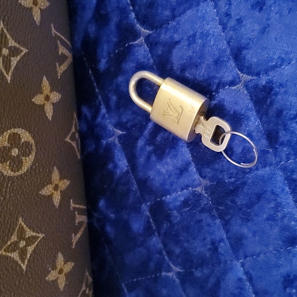 Authentic Louis Vuitton Travel/Handbag - Picture 16 of 17